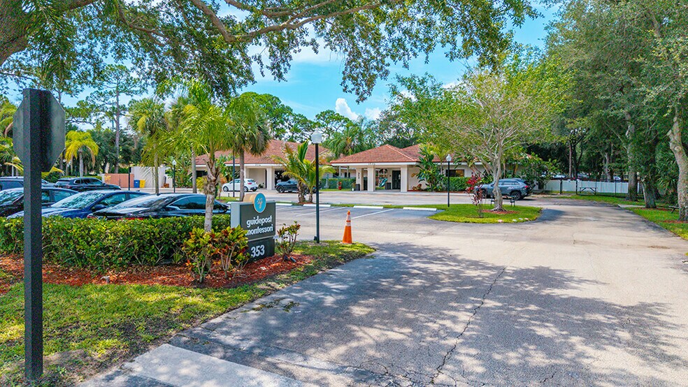 353 Hiatt Dr, Palm Beach Gardens, FL for sale - Building Photo - Image 3 of 7