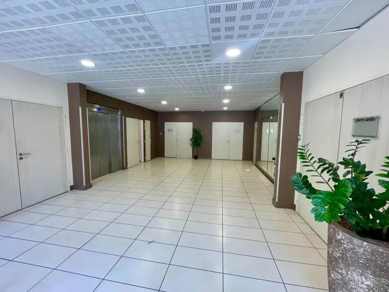 595 Rue Pierre Berthier, Aix-en-Provence à louer - Hall d’entrée - Image 3 de 18