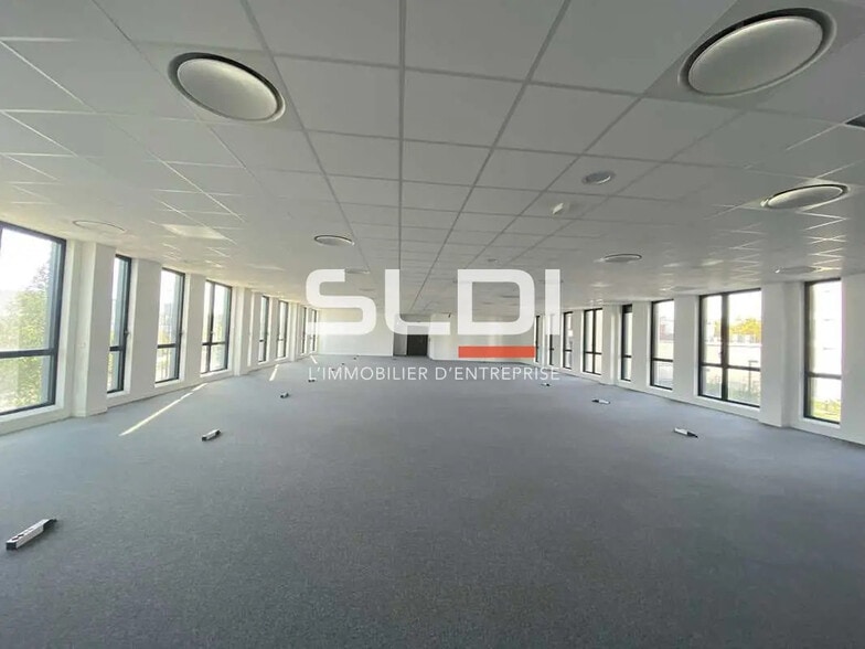 Office in Vaulx-en-Velin for lease - Interior Photo - Image 3 of 12