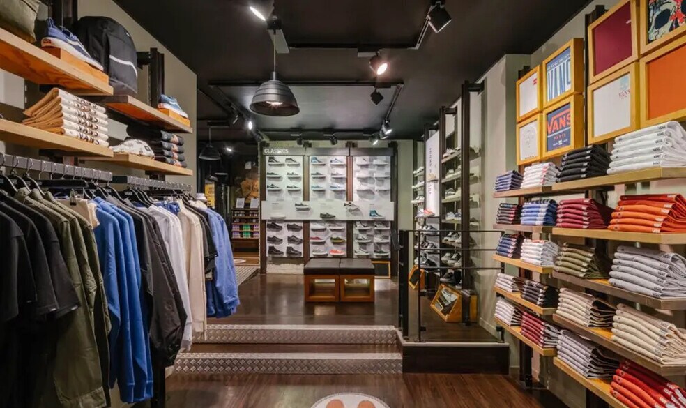 Retail in Paris for lease - Building Photo - Image 1 of 4