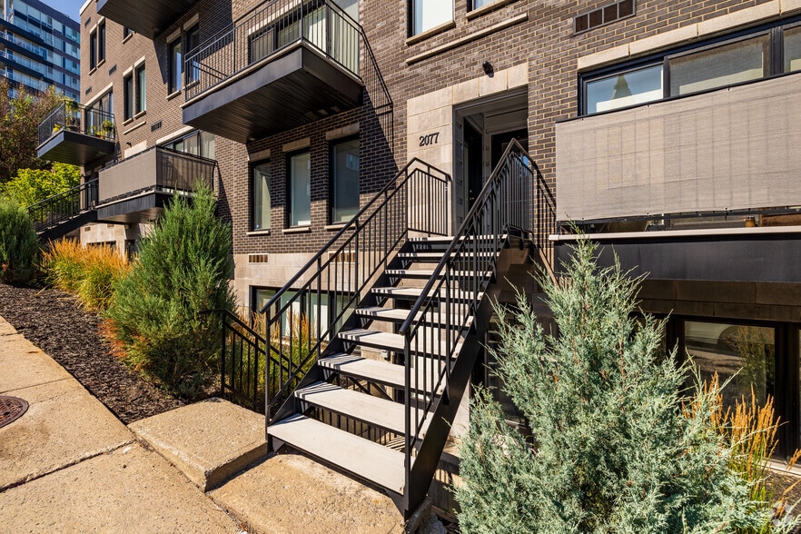 2077 Rue Saint-Hubert, Montréal, QC à vendre - Photo du bâtiment - Image 3 de 3
