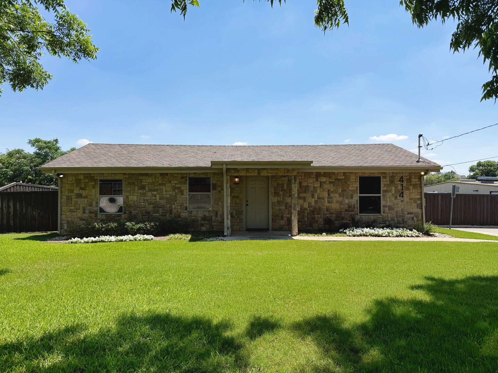 414 N Kealy Ave, Lewisville, TX à vendre Photo principale- Image 1 de 55
