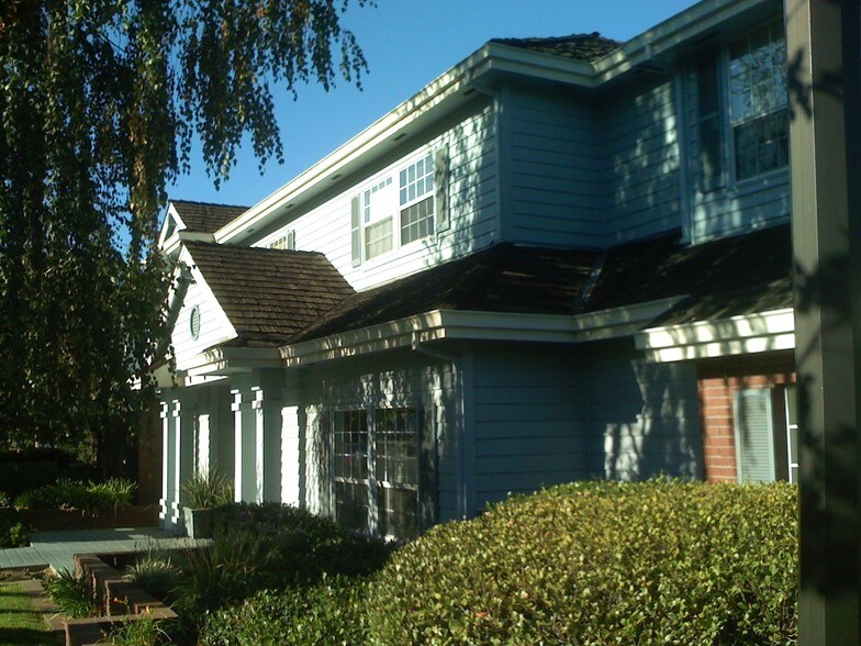 1 1st St, Los Altos, CA à louer - Photo du bâtiment - Image 3 de 4