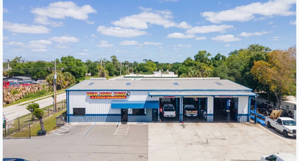 236 Pondella Rd, North Fort Myers, FL à vendre - Photo du bâtiment - Image 2 de 42