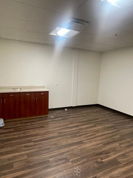 4901 W Irving Park Rd, Chicago, IL à louer - Photo intérieure - Image 2 de 17