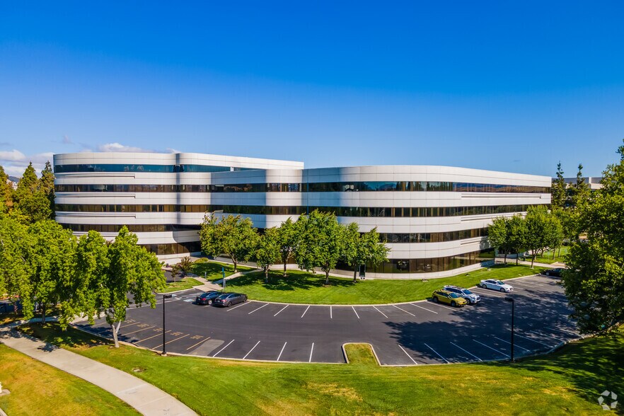 4900 Hopyard Rd, Pleasanton, CA à louer - Photo du bâtiment - Image 2 de 5