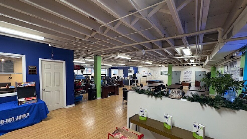3110 Hunters Point Ave, Long Island City, NY à louer - Photo du bâtiment - Image 2 de 2
