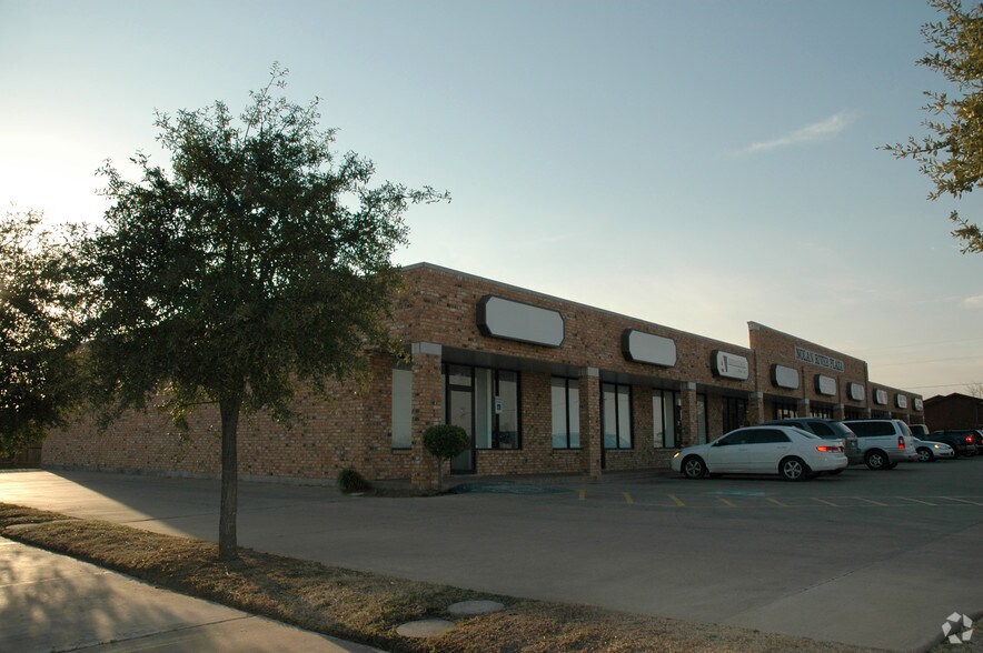 605 N Nolan River Rd, Cleburne, TX à louer - Photo du bâtiment - Image 2 de 9