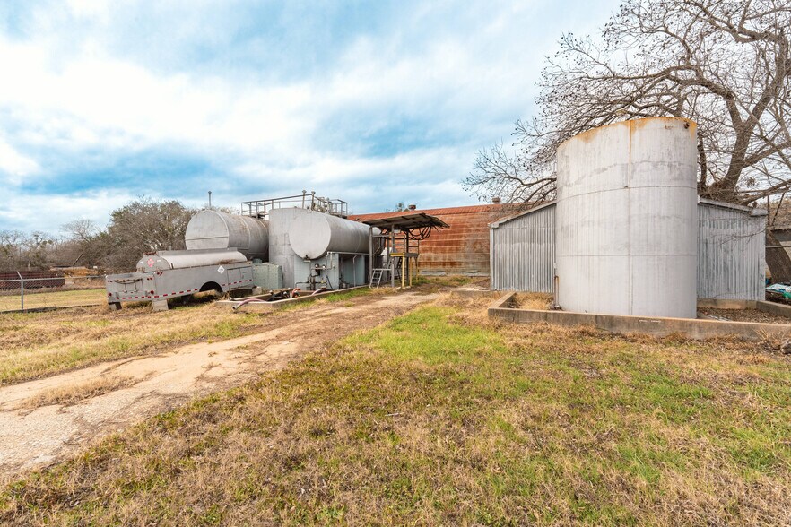 960 Southern Pacific ln, Floresville, TX for sale - Primary Photo - Image 1 of 12
