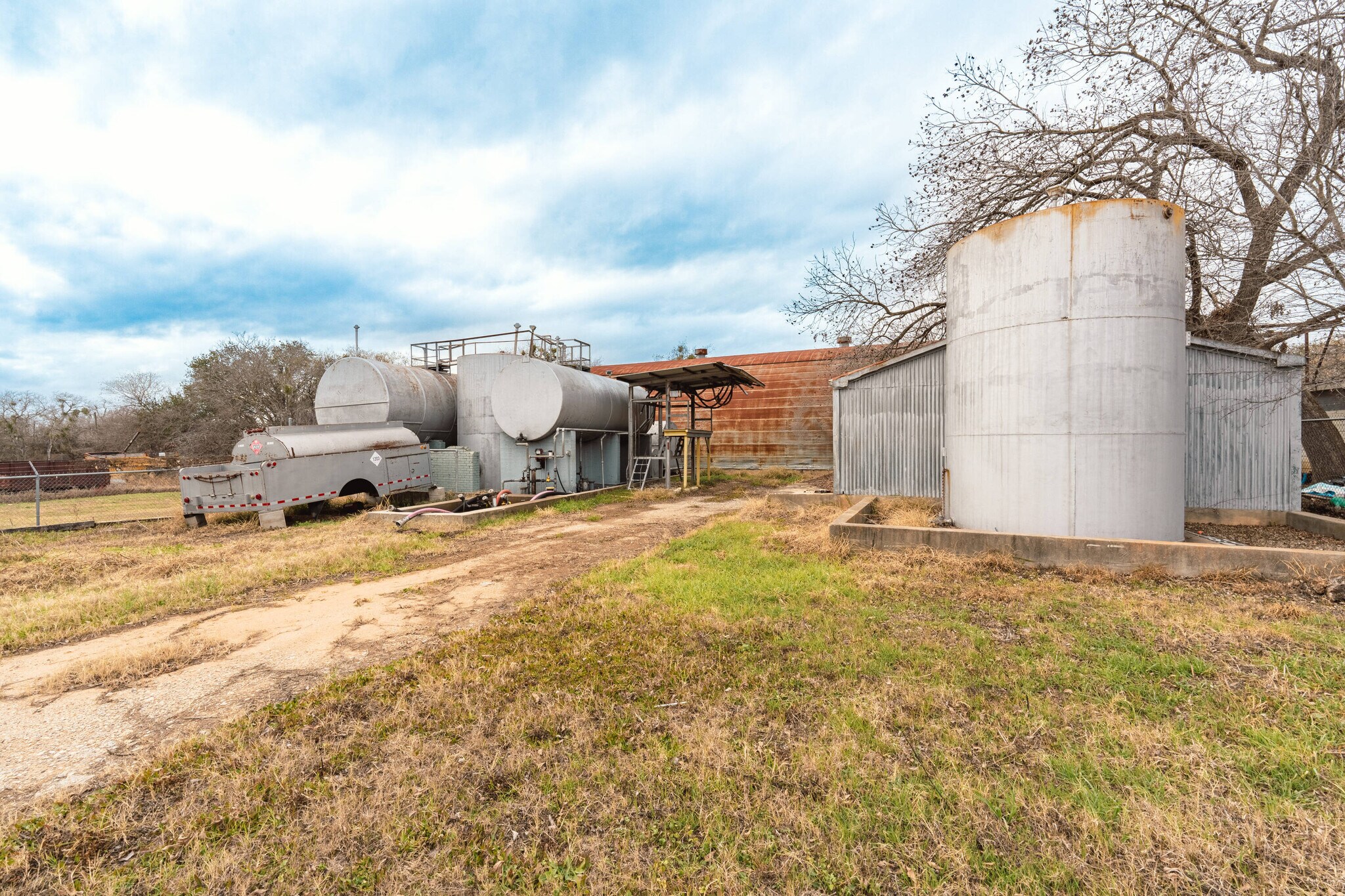 960 Southern Pacific ln, Floresville, TX for sale Primary Photo- Image 1 of 13