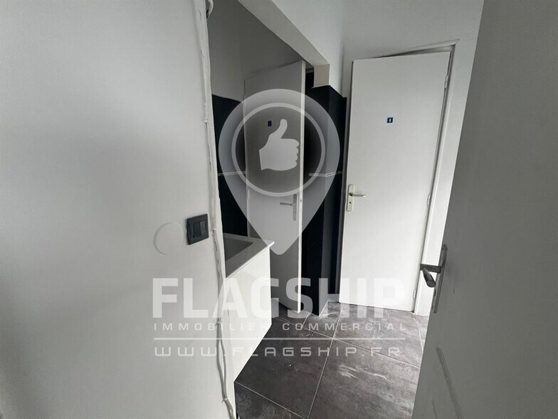 Retail in Paris for lease - Interior Photo - Image 2 of 9