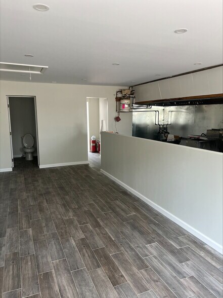 243 Old Walt Whitman Rd, Huntington Station, NY à vendre - Photo du bâtiment - Image 3 de 5