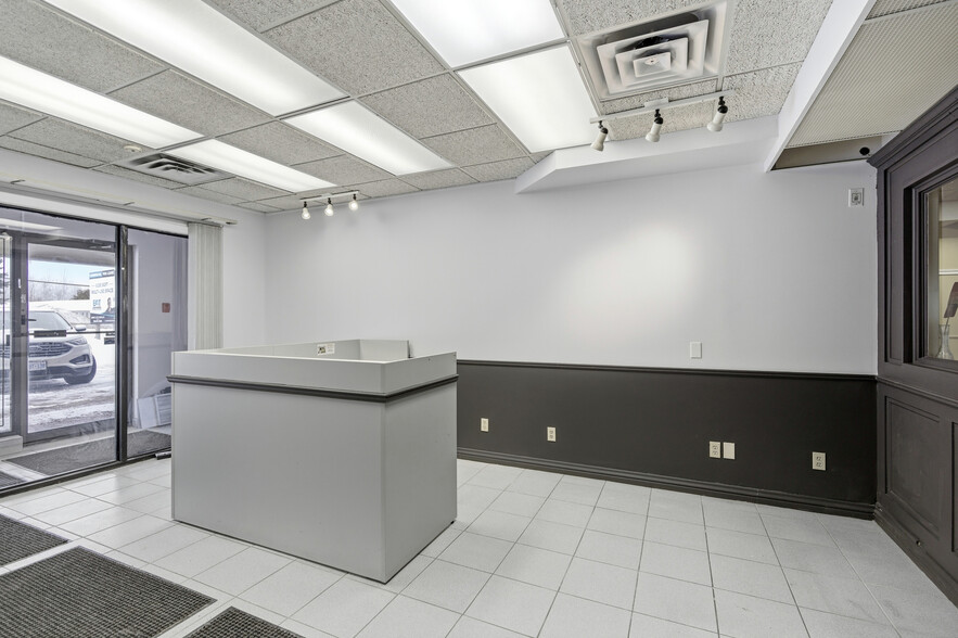 642 Great Northern Rd, Sault Ste Marie, ON for lease - Building Photo - Image 2 of 7
