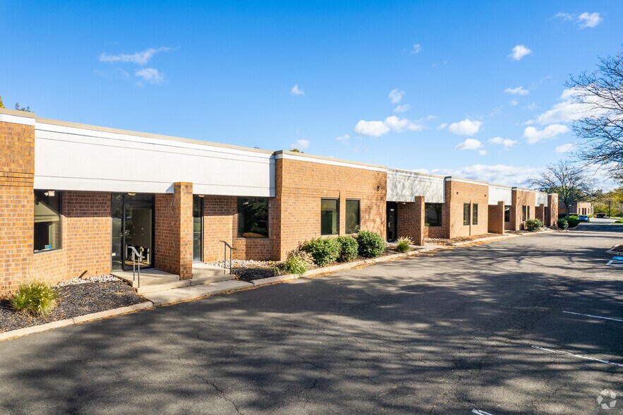 2260 Cabot Blvd W, Langhorne, PA à louer - Photo du bâtiment - Image 2 de 16