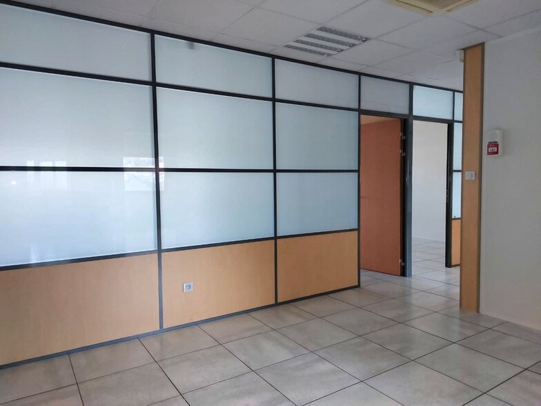 Rue De Hyères, Six-Fours-les-Plages for lease - Interior Photo - Image 3 of 6