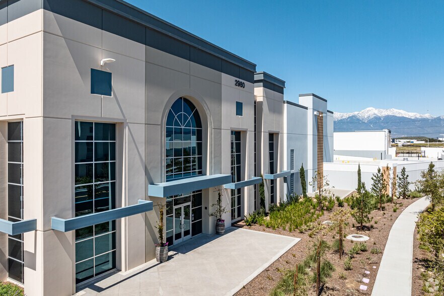 Industriel dans Eastvale, CA à louer - Photo du bâtiment - Image 3 de 7