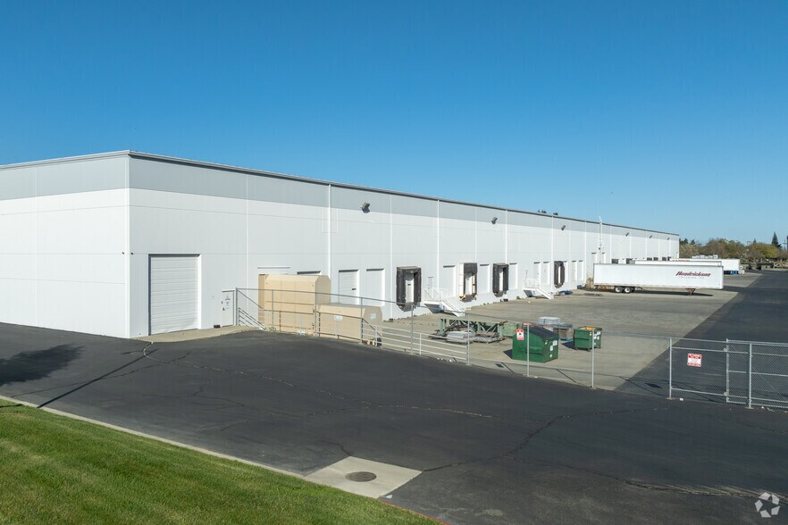 2340 E Main St, Woodland, CA à louer - Photo du bâtiment - Image 2 de 4