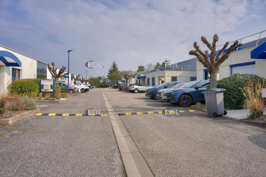 Flex dans Saint-Genis-Laval à louer - Photo du bâtiment - Image 3 de 10