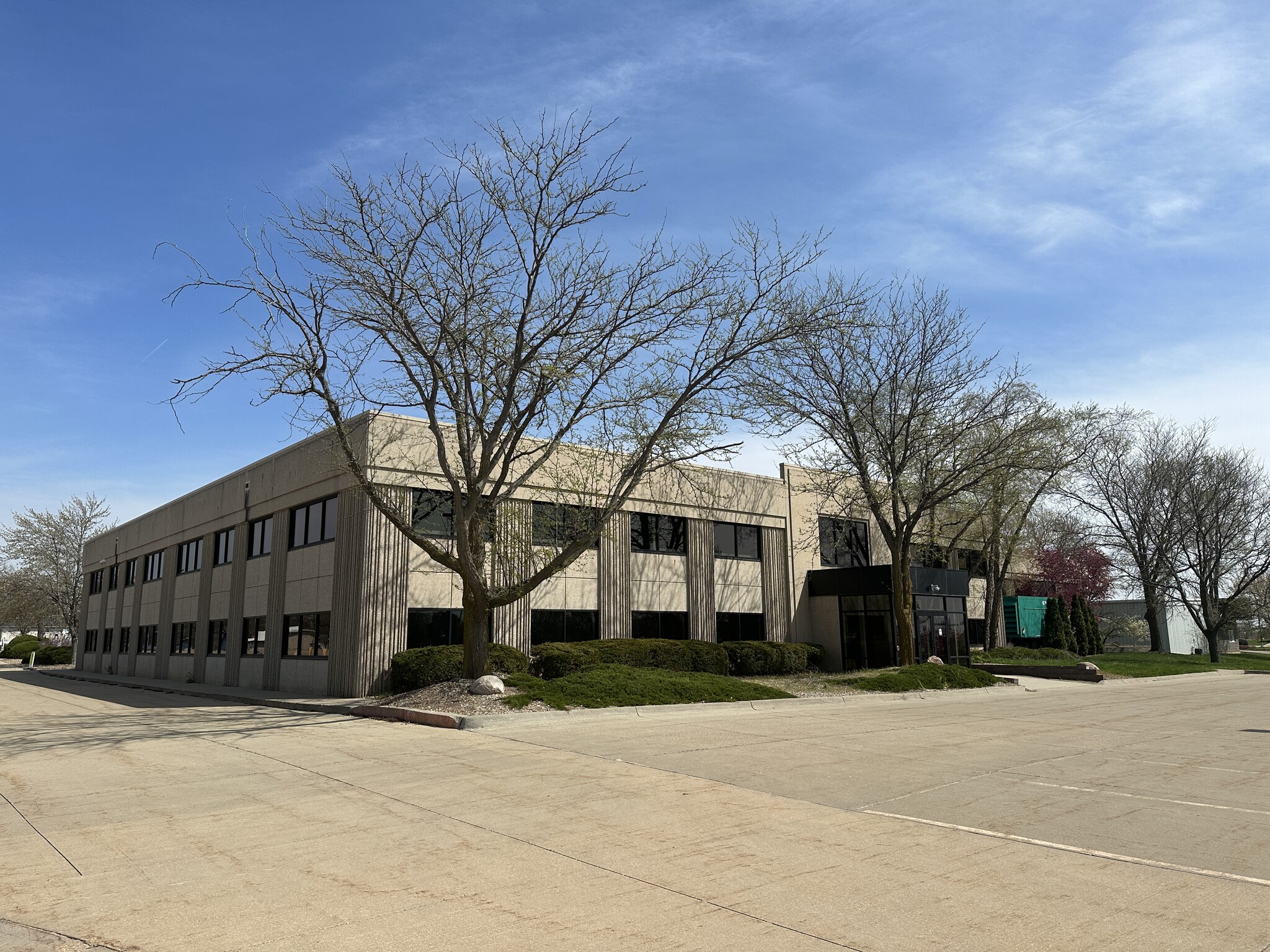 1 Parsons Dr, Hiawatha, IA for sale Building Photo- Image 1 of 61