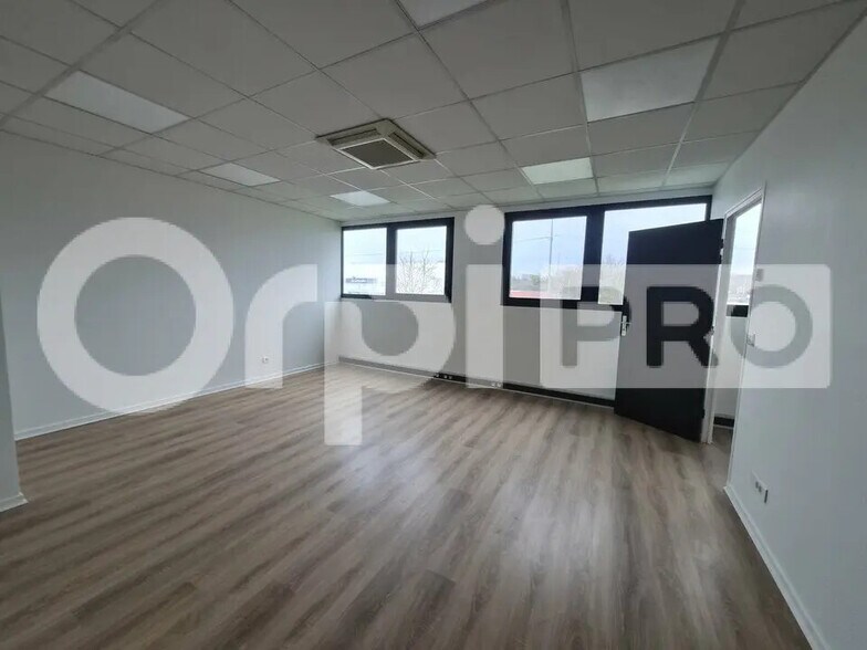 Office in Reims for lease - Building Photo - Image 2 of 10