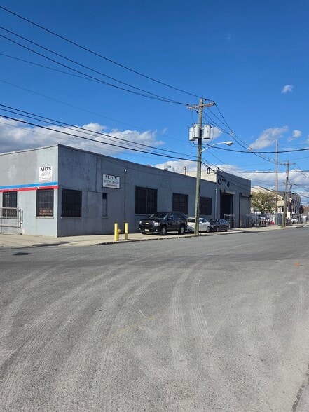 369 Thomas St, Newark, NJ for sale - Building Photo - Image 1 of 30