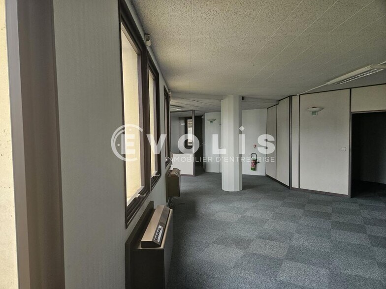 Office in Saint Aubin for lease - Interior Photo - Image 2 of 10