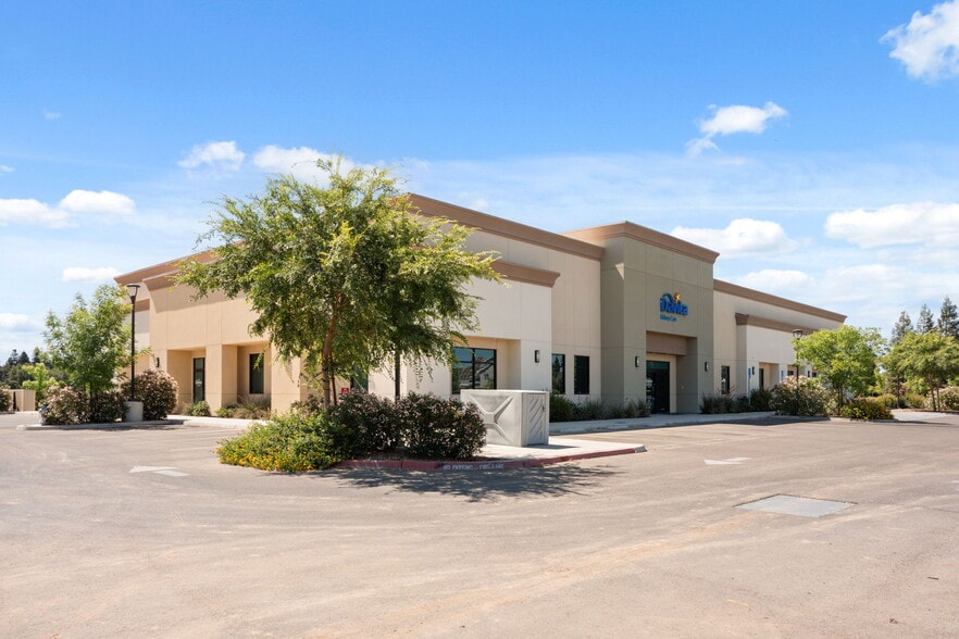 4679 W Spruce Ave, Fresno, CA for sale - Building Photo - Image 3 of 13