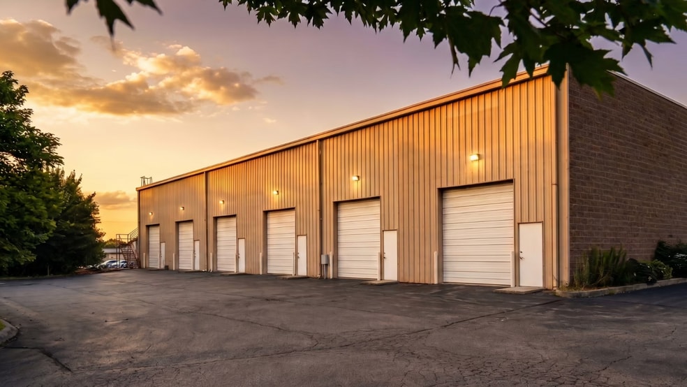 10821 Plantside Dr, Louisville, KY for lease - Building Photo - Image 2 of 15
