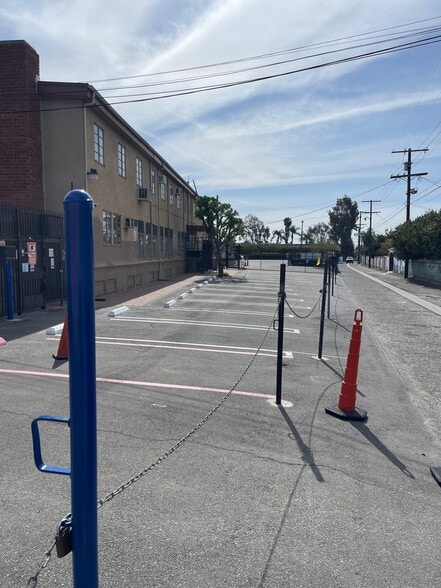 8755 Woodman Ave, Pacoima, CA for lease - Building Photo - Image 3 of 4