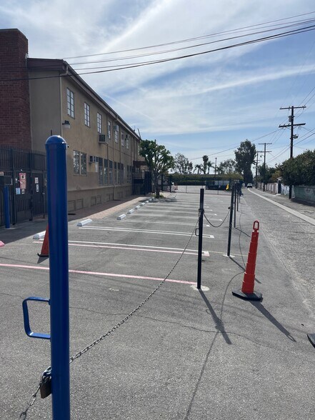 8755 Woodman Ave, Pacoima, CA à louer - Photo du bâtiment - Image 3 de 4