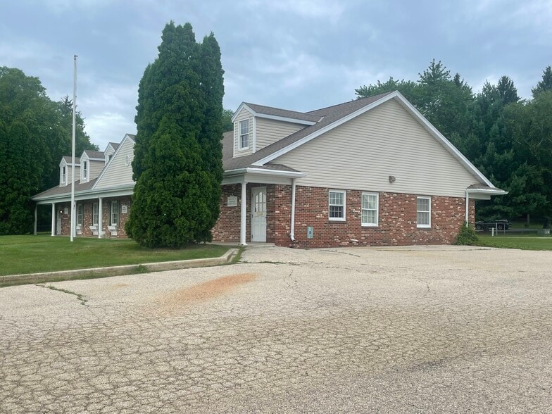 104 E Summit Ave, Wales, WI for sale - Building Photo - Image 2 of 22