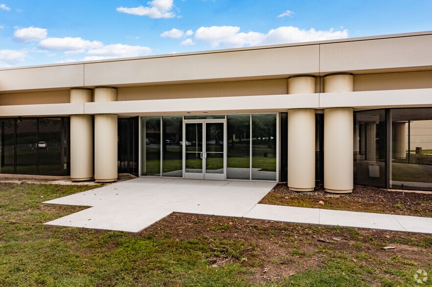 3001 Frost Rd, Bristol, PA for lease - Building Photo - Image 2 of 8