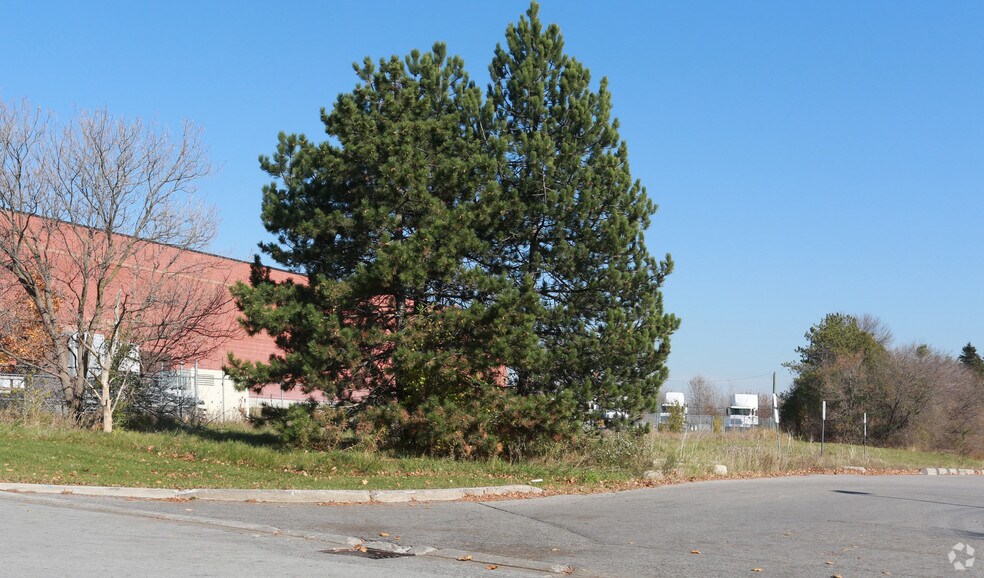 1999 Forbes St, Whitby, ON à louer - Photo du bâtiment - Image 3 de 5