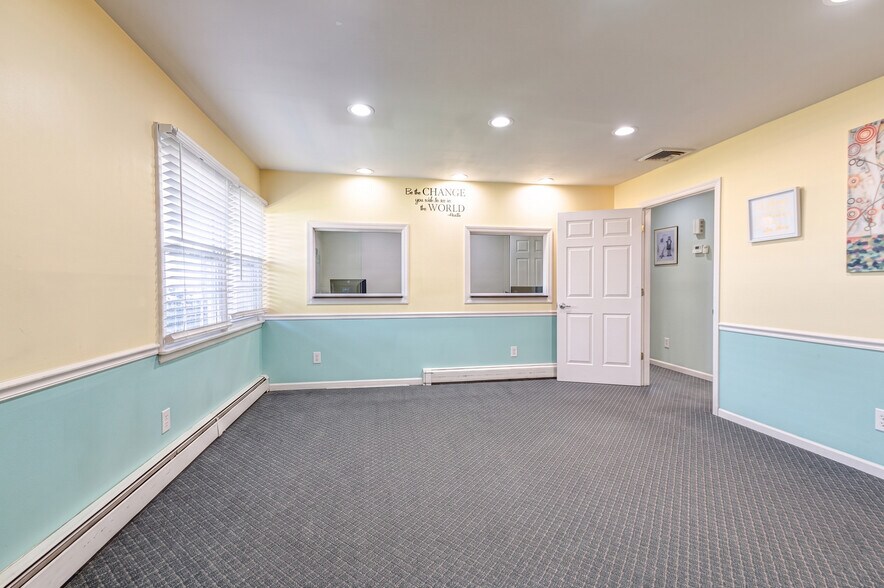 3250 Sunrise Hwy, Islip Terrace, NY à vendre - Photo du bâtiment - Image 3 de 29