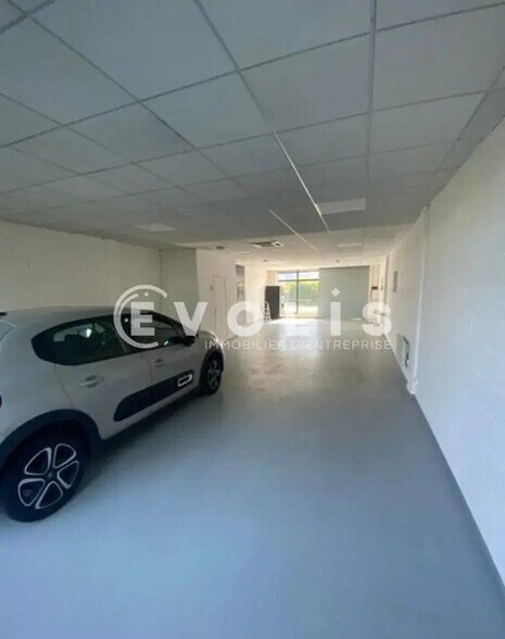 Flex in Les Ulis for lease - Interior Photo - Image 2 of 5