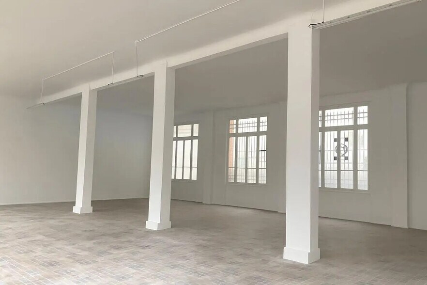 Flex in Clichy for lease - Interior Photo - Image 2 of 6