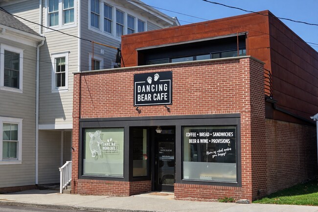 Plus de détails pour 10 E Main St, Pawling, NY - Commerce de détail à louer