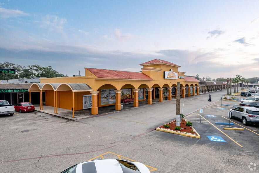 2120-2314 N Alexander Dr, Baytown, TX à louer - Photo du bâtiment - Image 1 de 9