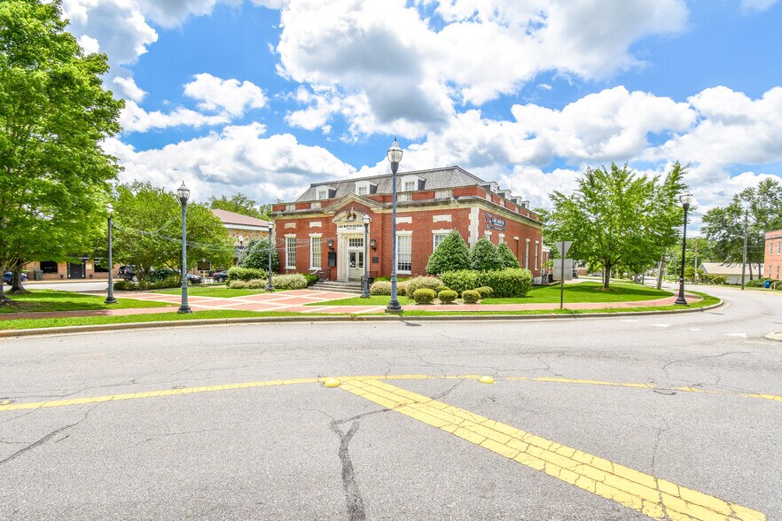 82 Court Sq, Alexander City, AL à vendre - Photo principale - Image 1 de 51