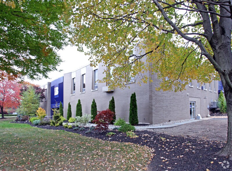 75 W Century Rd, Paramus, NJ à louer - Photo du bâtiment - Image 3 de 3