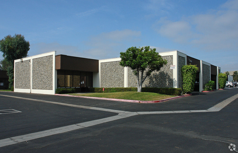 1220 Village Way, Santa Ana, CA for lease - Primary Photo - Image 1 of 2