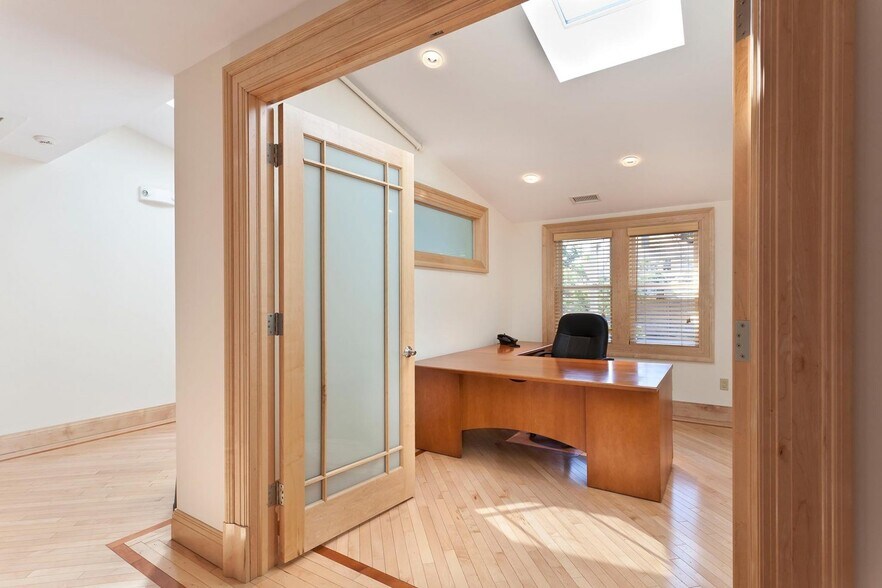 1330 Post Rd E, Westport, CT for lease - Interior Photo - Image 3 of 8