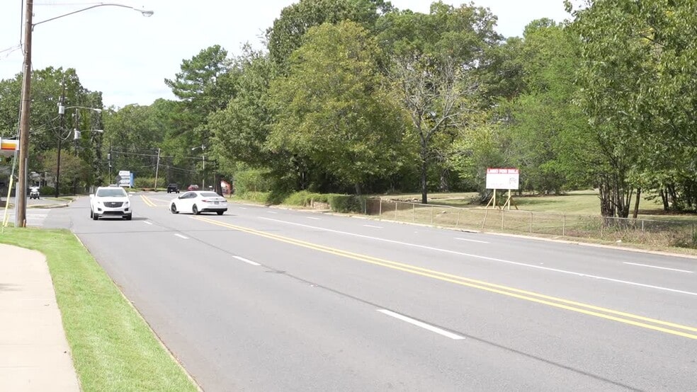 2241 Malvern Ave, Hot Springs, AR à vendre - Vidéo sur l’inscription commerciale - Image 2 de 3