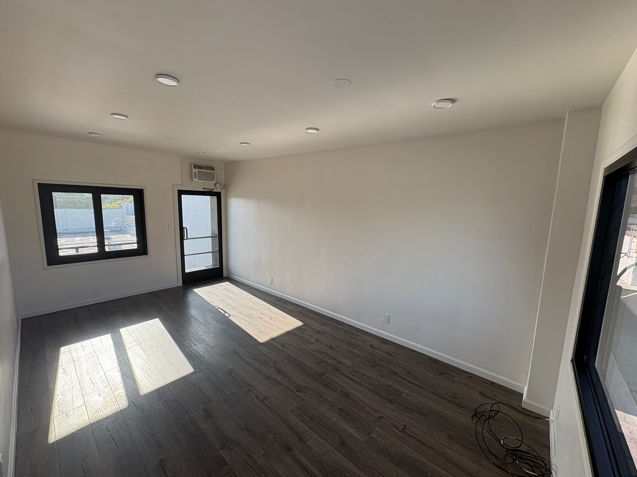 3601-3609 1/2 W Magnolia Blvd, Burbank, CA à louer Photo intérieure- Image 1 de 3