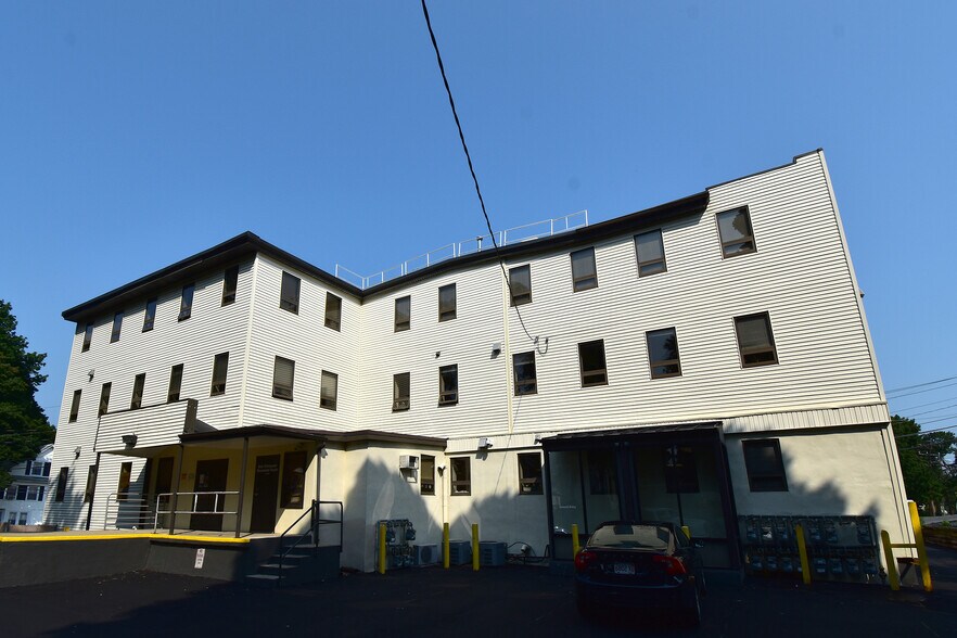 38 Montvale Ave, Stoneham, MA à louer - Photo du bâtiment - Image 2 de 5