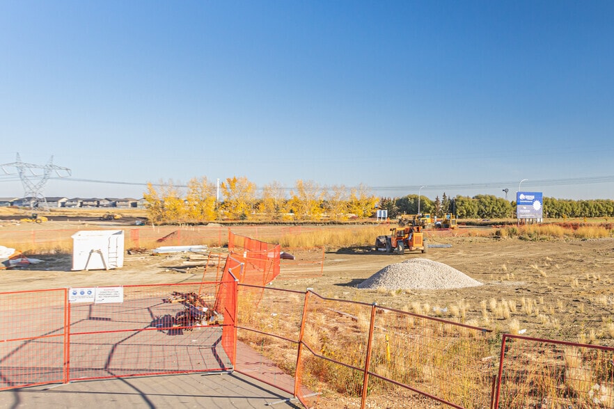 8305 Chappelle Way SW, Edmonton, AB for lease - Building Photo - Image 2 of 3