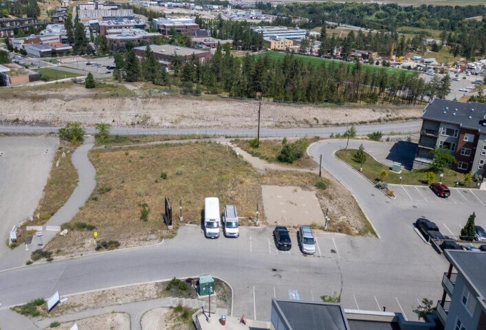 975 Academy Way, Kelowna, BC à vendre Photo principale- Image 1 de 2
