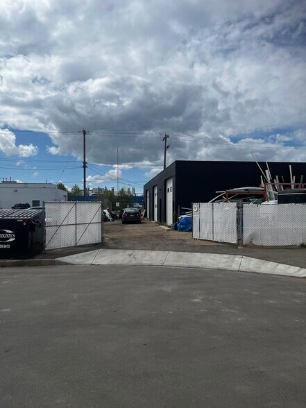 8023 Argyll Rd NW, Edmonton, AB à louer - Photo du bâtiment - Image 2 de 2