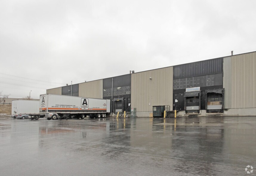 400 Humberline Dr, Toronto, ON for sale - Building Photo - Image 2 of 4