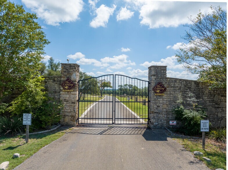 000 N Tailwind Dr, Blanco, TX à vendre - Photo du bâtiment - Image 2 de 11